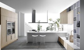 Deze U-vormige design keuken omarmt een speelse vormentaal. U kunt koken aan een centrale witte bar met krukken. Keukenmeubels deels open en deels met houten fronten. Zuordnung: Stil Moderne keukens, Planungsart U-vormige keuken