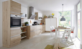 Vriendelijke familiekeuken: deze keuken laat de ruimte in lichte hout-optiek schitteren. Talrijke details zoals regaal-elementen en glasinzetten zorgen voor een moderne look. Zuordnung: Stil Moderne keukens, Planungsart Open keuken (woonkeuken)