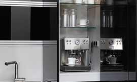 Exclusieve hoogglansfronten Plaze in het zwart met geïntegreerde greeplijst roestvrij staal. Hier ziet u een elegante espressomachine netjes in de keukenkast opgeborgen, direct gebruiksklaar. Daarboven zijn de accessoires en het servies opgeborgen. Echt Italiaans! Zuordnung: Stil Moderne keukens, Planungsart Binneninrichting van de keuken