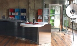 Vrijstaand, afgerond keukenblok met extra brede wangen en een niervormige, witte tafel. Design. Zuordnung: Stil Luxe keukens, Planungsart Keuken met keukeneiland