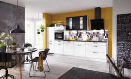 Interessante kleur en front combinaties  en een functionele uitrusting kenmerken dit keukenmodel. Zuordnung: Stil Moderne keukens, Planungsart Keuken met keukeneiland